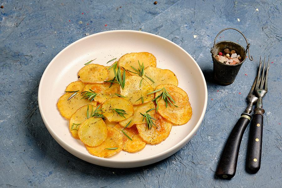 Капо дей капи ресторан. Plantain Chips. Чипсы из цуккини. Чипсы из цукини с сыром. Чипсы из кабачков с сыром.